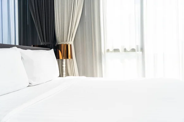 Beyaz yastık Yatak Dekorasyon iç — Stok fotoğraf