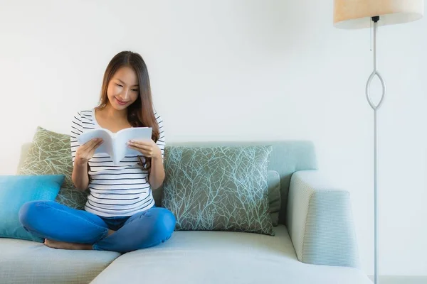 Retrato hermosa joven asiático mujeres leyendo libro con café cu — Foto de Stock