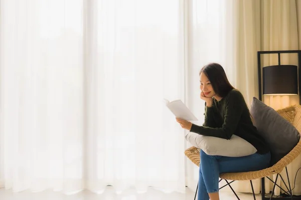 Porträt schöne junge asiatische Frauen lesen Buch und sitzen auf — Stockfoto