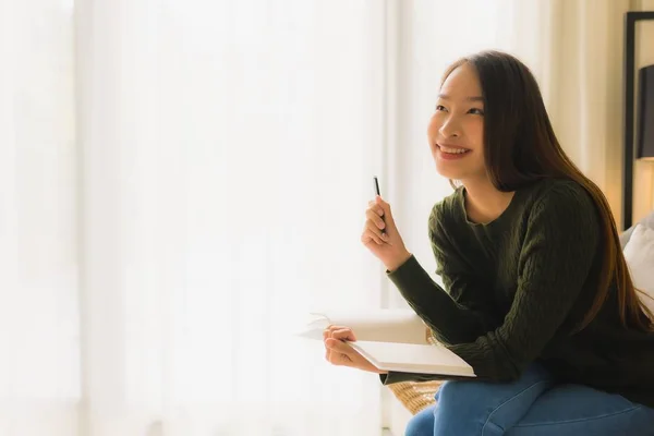 Portrait beautiful young asian women reading book and sitting on — Stock Photo, Image