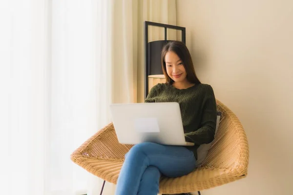Porträt schöne junge asiatische Frauen mit Computer oder Laptop — Stockfoto