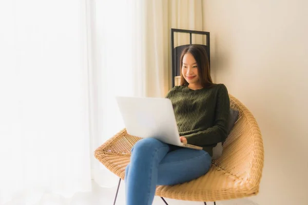 Porträt schöne junge asiatische Frauen mit Computer oder Laptop — Stockfoto