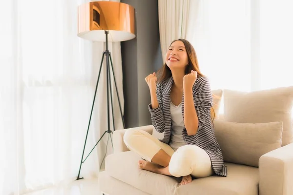 Retrato hermosa joven asiático mujeres feliz sonrisa relajarse sentado o — Foto de Stock