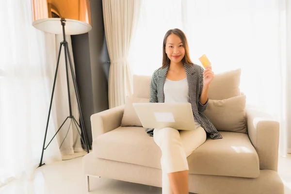 Retrato hermosa joven asiático mujeres utilizando ordenador portátil o sm — Foto de Stock