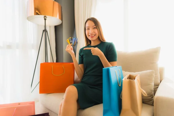 Retrato hermosa joven asiático mujeres utilizando ordenador portátil o sm — Foto de Stock