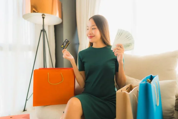 Retrato hermosa joven asiático mujeres utilizando ordenador portátil o sm — Foto de Stock