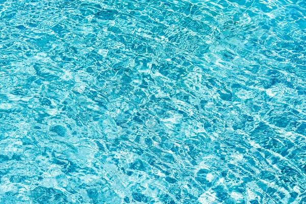 Abstrakcyjne i powierzchniowe wody basen odbijają się od światła słonecznego tła — Zdjęcie stockowe