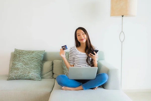 Portrait beautiful young asian women with credit card mobile pho — Stock Photo, Image