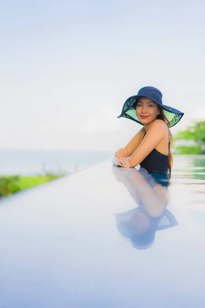 Retrato hermosa joven asiático mujeres feliz sonrisa relajarse al aire libre s — Foto de Stock