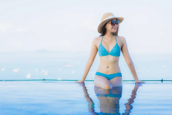 Retrato hermosa joven asiático mujeres feliz sonrisa relajarse al aire libre s — Foto de Stock