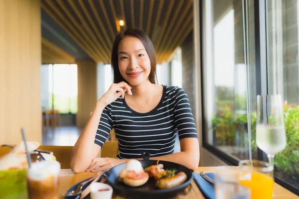 Portret piękne młode azjatyckie kobiety uśmiech szczęśliwy w restauracji a — Zdjęcie stockowe