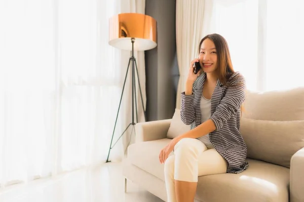 Retrato hermosa joven asiático mujeres usando hablando de teléfono móvil — Foto de Stock