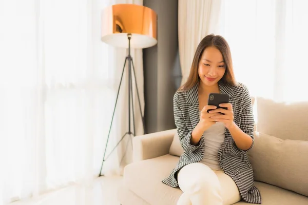 Ritratto belle giovani donne asiatiche usando il cellulare parlante — Foto Stock