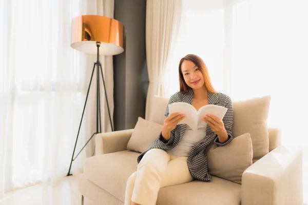 Ritratto belle giovani donne asiatiche leggere libro e seduta su — Foto Stock