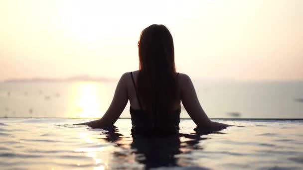 Metraje Mujer Asiática Relajándose Piscina Durante Las Vacaciones Verano — Vídeo de stock