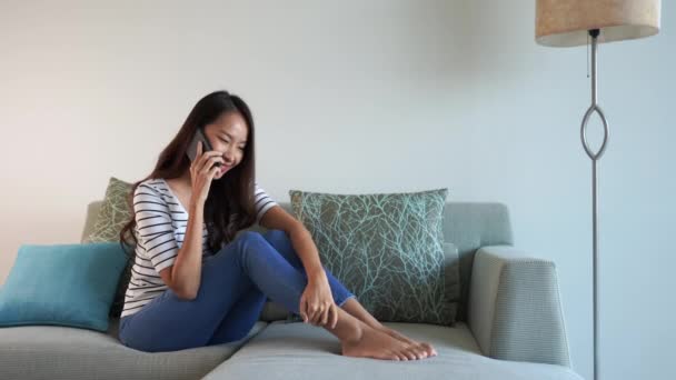 Evde Telefonla Konuşan Güzel Bir Asyalı Kadının Görüntüsü — Stok video