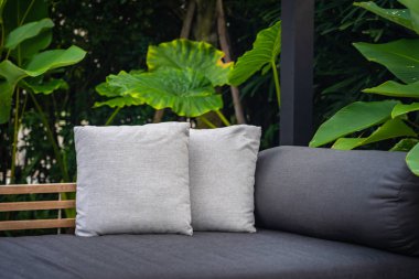 Kanepe sandalyede rahat yastık