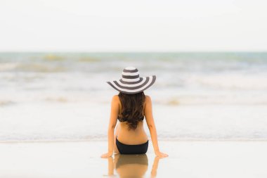 Portre güzel genç Asyalı kadın plaj se üzerinde bikini giymek