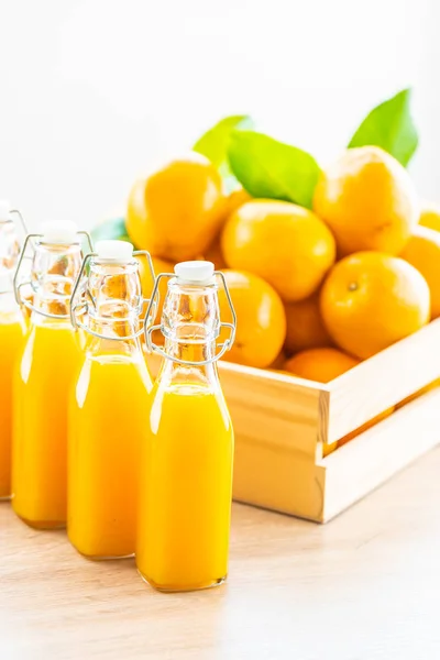 Färsk apelsinjuice drink i flaska glas — Stockfoto