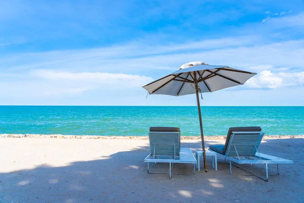 Hermoso paraguas y silla alrededor de la playa mar océano con azul sk — Foto de Stock
