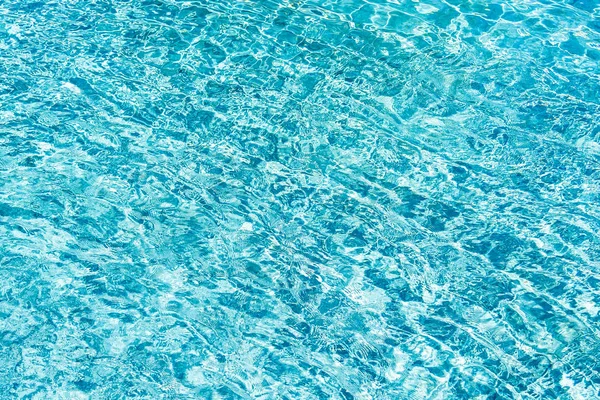 Abstracto y superficie de agua de la piscina reflejan con luz del sol backgroun — Foto de Stock