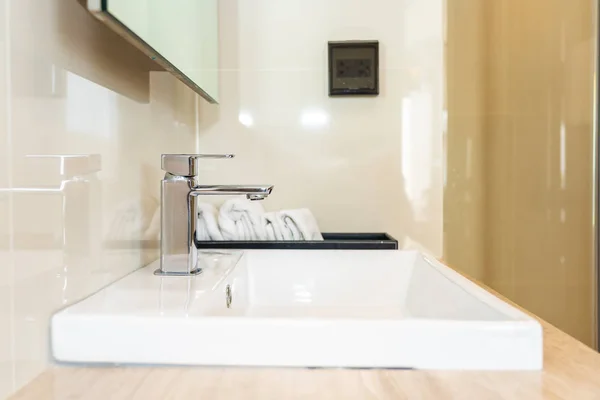 Grifo de agua Decoración del fregadero en el baño — Foto de Stock