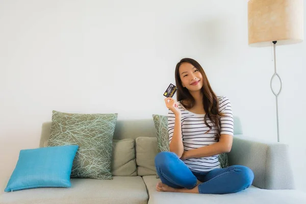 Retrato hermosa joven asiático mujeres con tarjeta de crédito móvil pho — Foto de Stock
