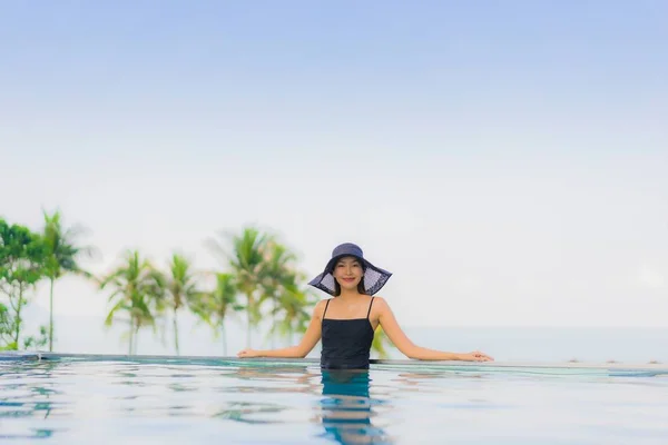 Porträt schöne junge asiatische Frauen glücklich lächeln entspannen im Freien s — Stockfoto