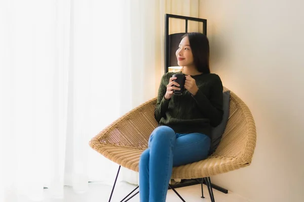 Retrato hermosa joven asiático mujer hold café taza y sentado — Foto de Stock