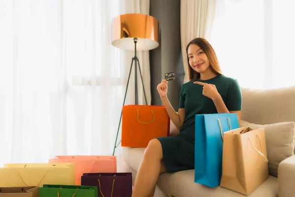 Retrato hermosa joven asiático mujeres utilizando ordenador portátil o sm — Foto de Stock