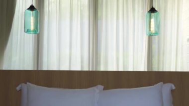 Oteldeki lüks mobilyalı yatak odasının görüntüleri.