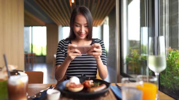 Des Images Belle Femme Asiatique Assise Dans Restaurant Utilisant Smartphone — Video