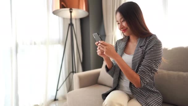 Séquences Belle Femme Asiatique Utilisant Smartphone Maison — Video