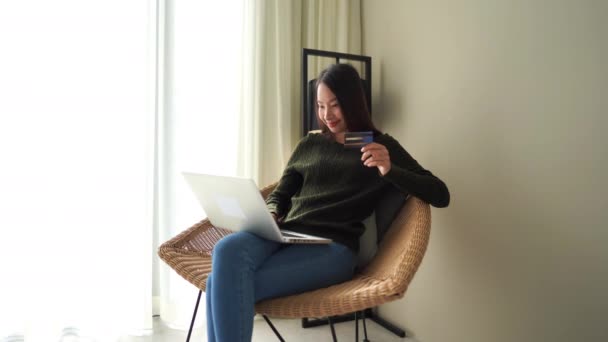 Видео Красивой Азиатской Женщины Делающей Электронные Покупки Ноутбуком Дома — стоковое видео