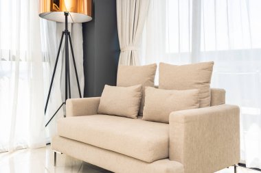 Kanepe sandalyede rahat yastık