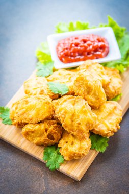 Derin yağda kızartılmış tavuk eti çağrı nugget domates veya ketçap sos ile