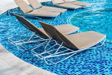 Boş sandalye bir koltuk almak ve açık yüzme po etrafında dinlenmek için