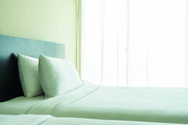 Yastık ve battaniye yatağın üzerinde, içinde lamba süslemesi var.