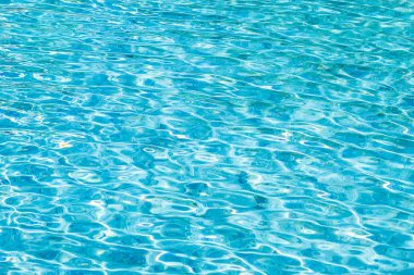 Soyut ve yüzey havuzu suyu, güneş ışığının geri çekilmesiyle yansır