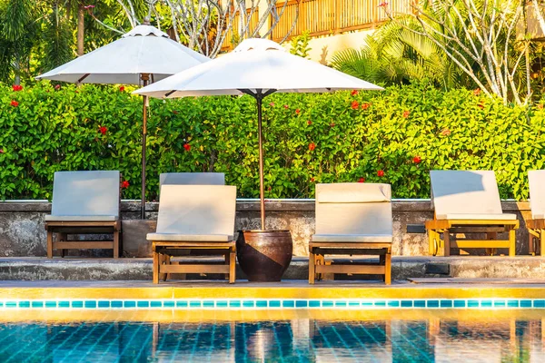 Sonnenschirm und Liegestuhl rund um das Schwimmbad im Hotelresort neary se — Stockfoto