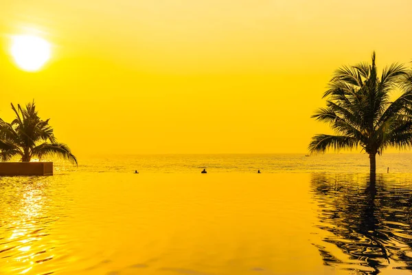 Hermoso paisaje al aire libre con cocoteros alrededor de swimmi —  Fotos de Stock