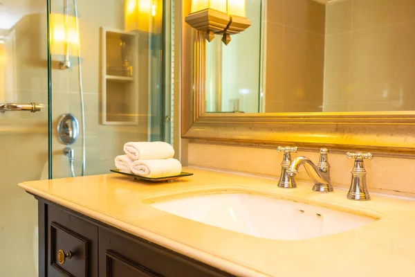 Vit handfat med vattenkran dekoration i badrummet — Stockfoto