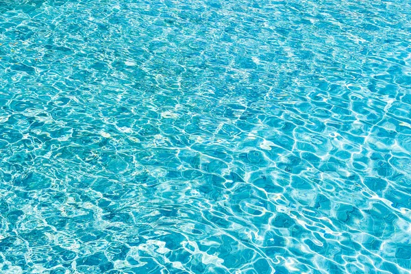 Abstraktní a povrchový bazén vody odrážejí se slunečním světlem pozadí — Stock fotografie