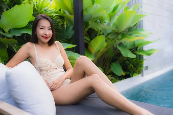 肖像画美しい若いアジアの女性幸せな笑顔リラックス屋外s — ストック写真