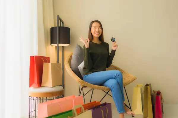 Retrato hermosa joven asiático mujeres utilizando ordenador portátil o sm — Foto de Stock