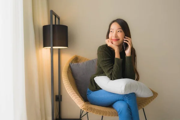 Retrato bonito jovem asiático mulheres usando falando telefone celular — Fotografia de Stock