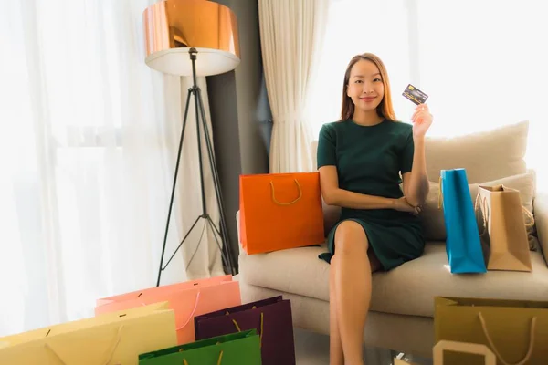 Retrato hermosa joven asiático mujeres utilizando ordenador portátil o sm — Foto de Stock