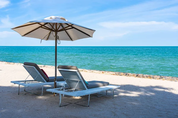 Hermoso paraguas y silla alrededor de la playa mar océano con azul sk — Foto de Stock