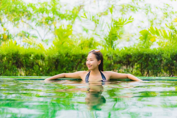 Portrait beautiful young asian woman in swimming pool around hot — Stock Photo, Image