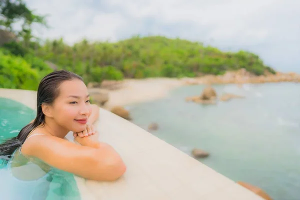 肖像画若いアジアの女性は、屋外の水泳の周りに幸せな笑顔をリラックス — ストック写真